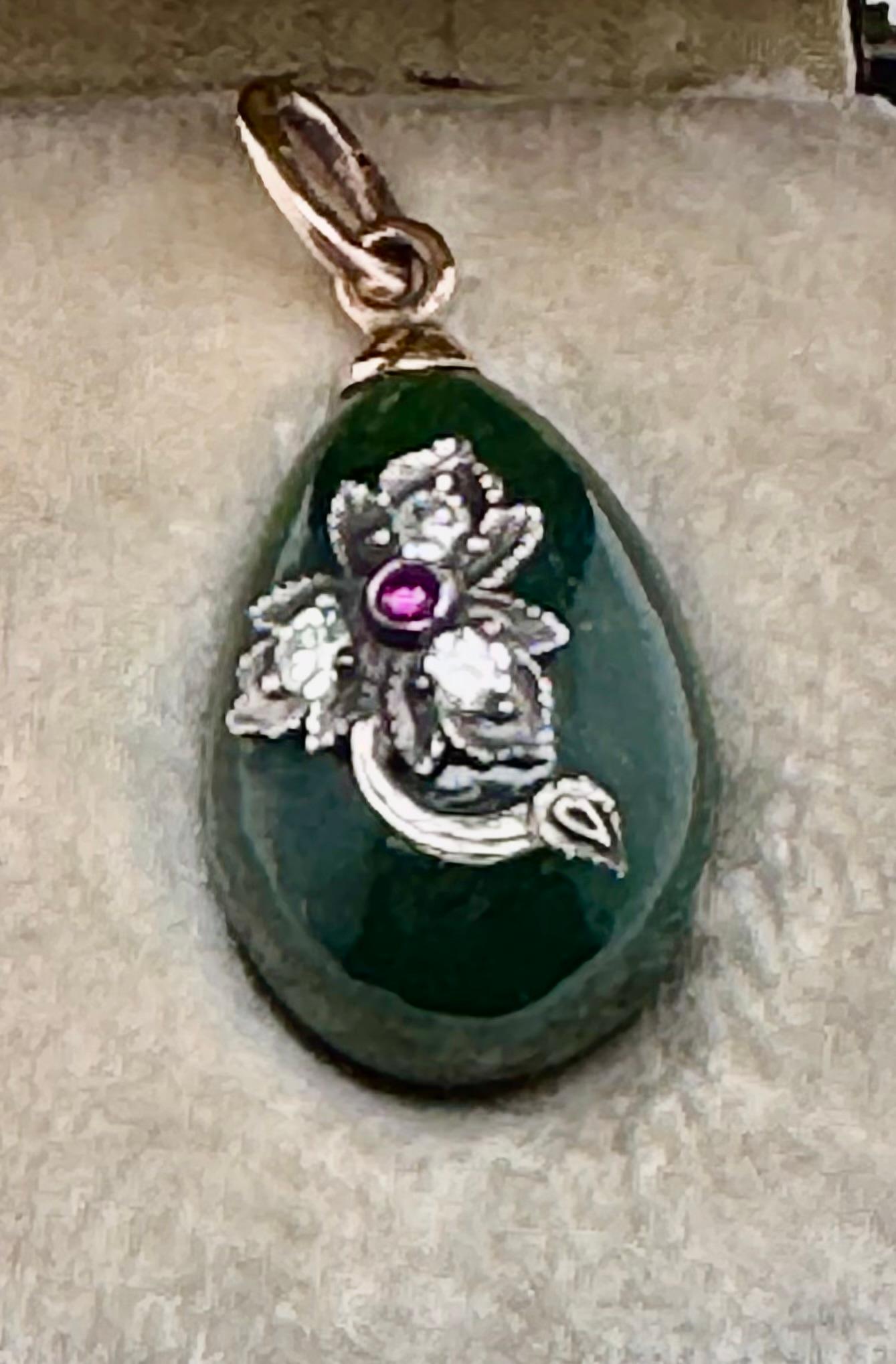Taglio ovale Ciondolo a forma di uovo di giada Faberge Nephrite in oro 14k in vendita