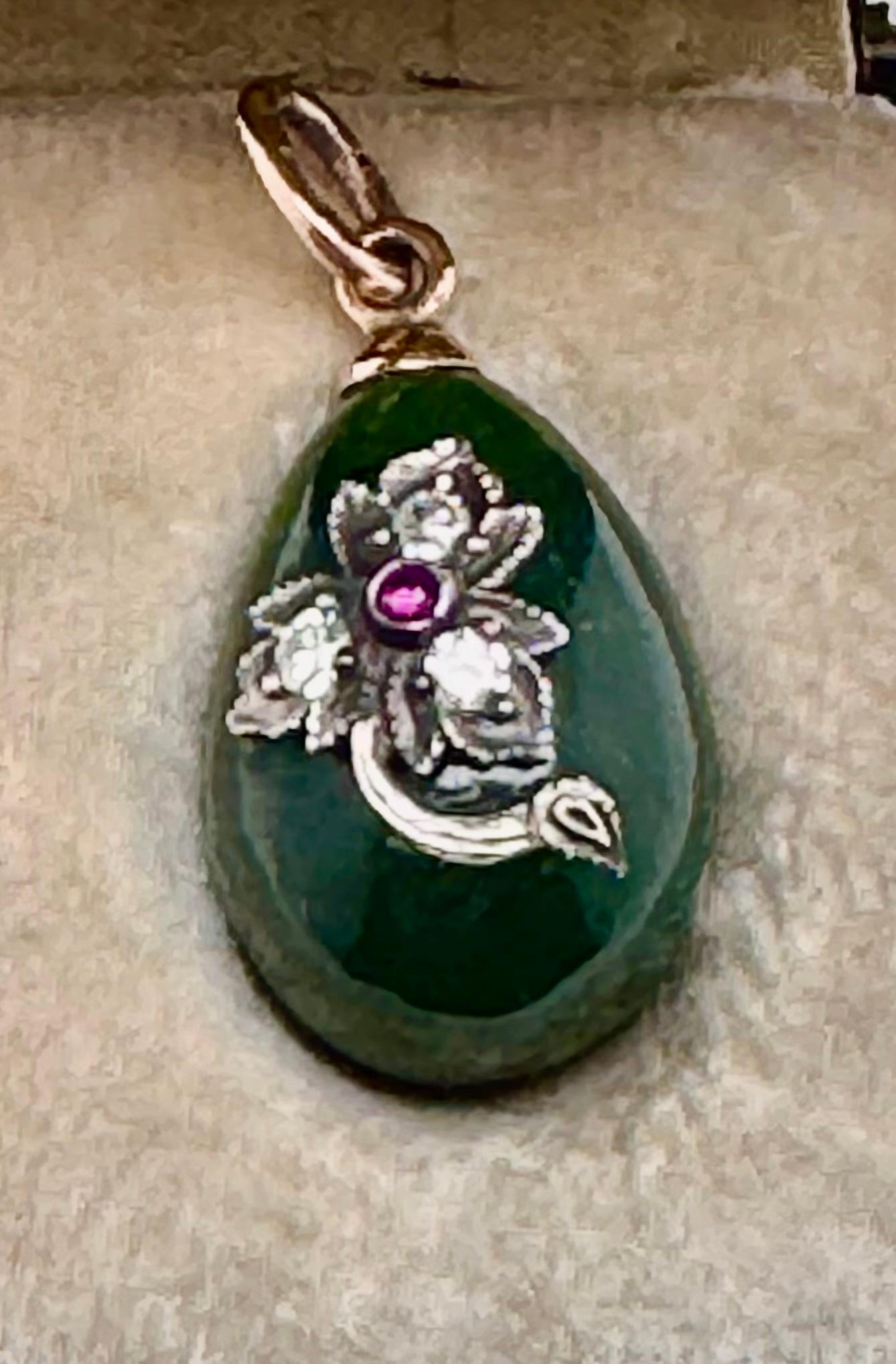 Ciondolo a forma di uovo di giada Faberge Nephrite in oro 14k in vendita 3