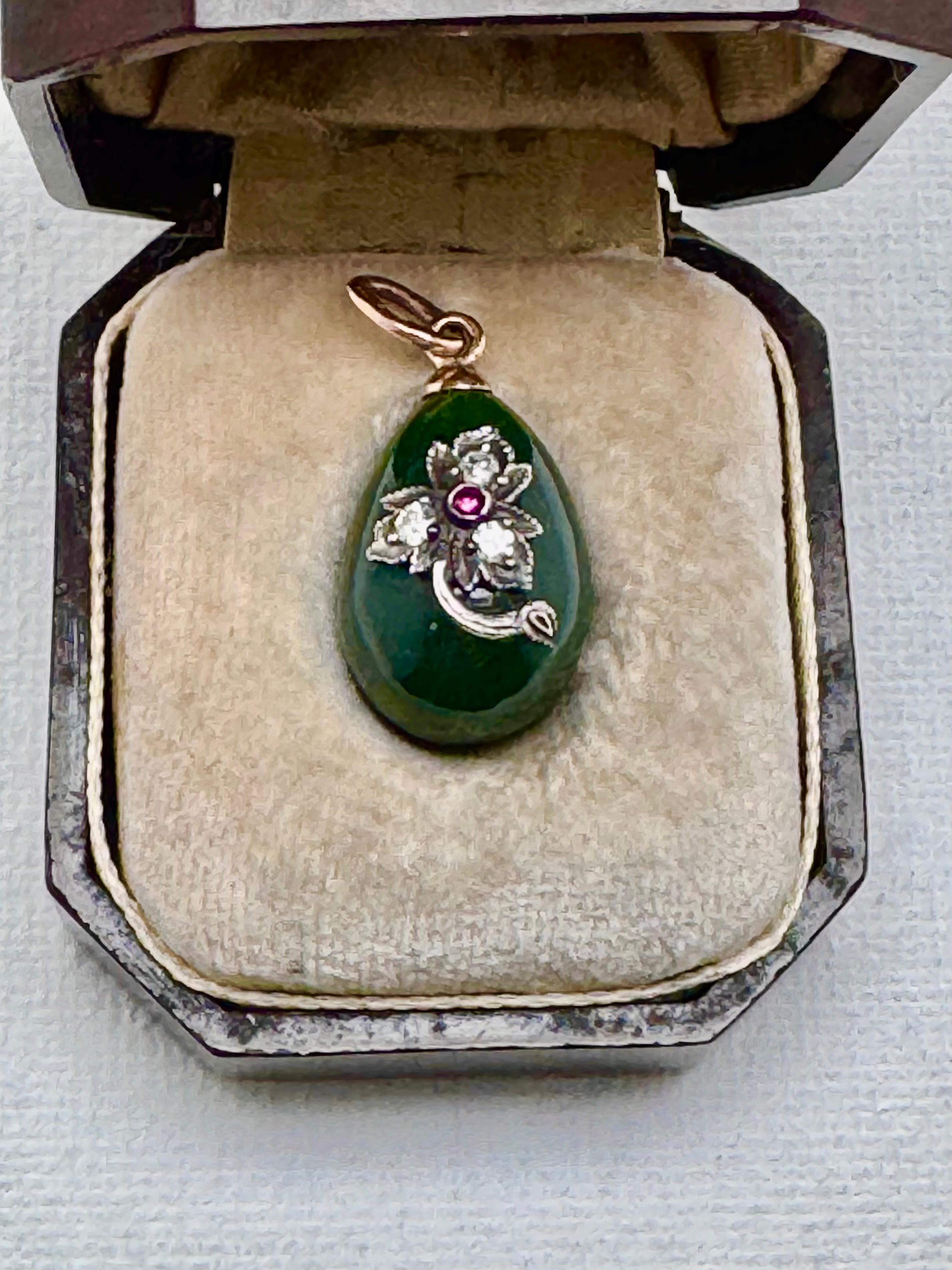 Impero russo Ciondolo a forma di uovo di giada Faberge Nephrite in oro 14k in vendita