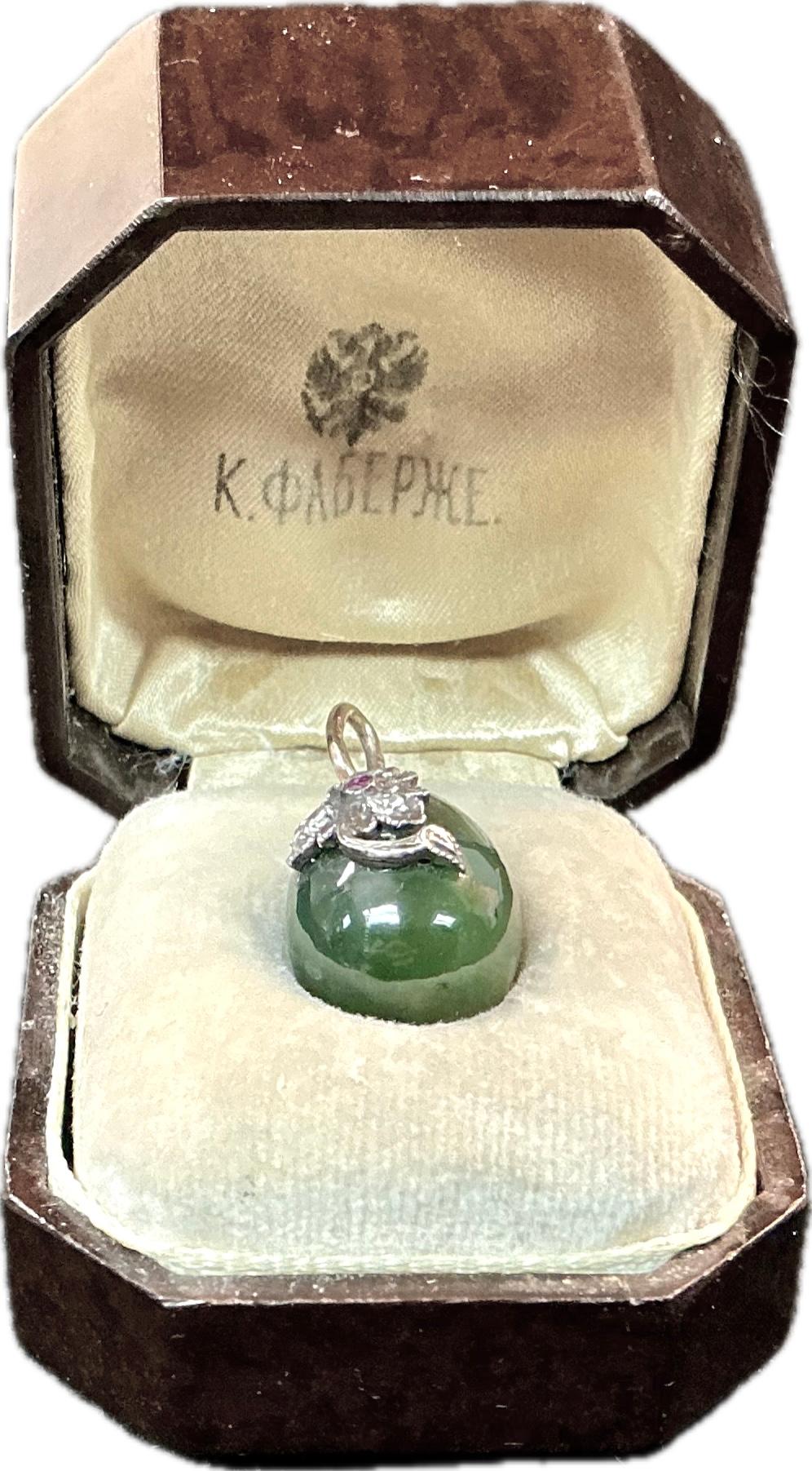 Ciondolo a forma di uovo di giada Faberge Nephrite in oro 14k in vendita 2