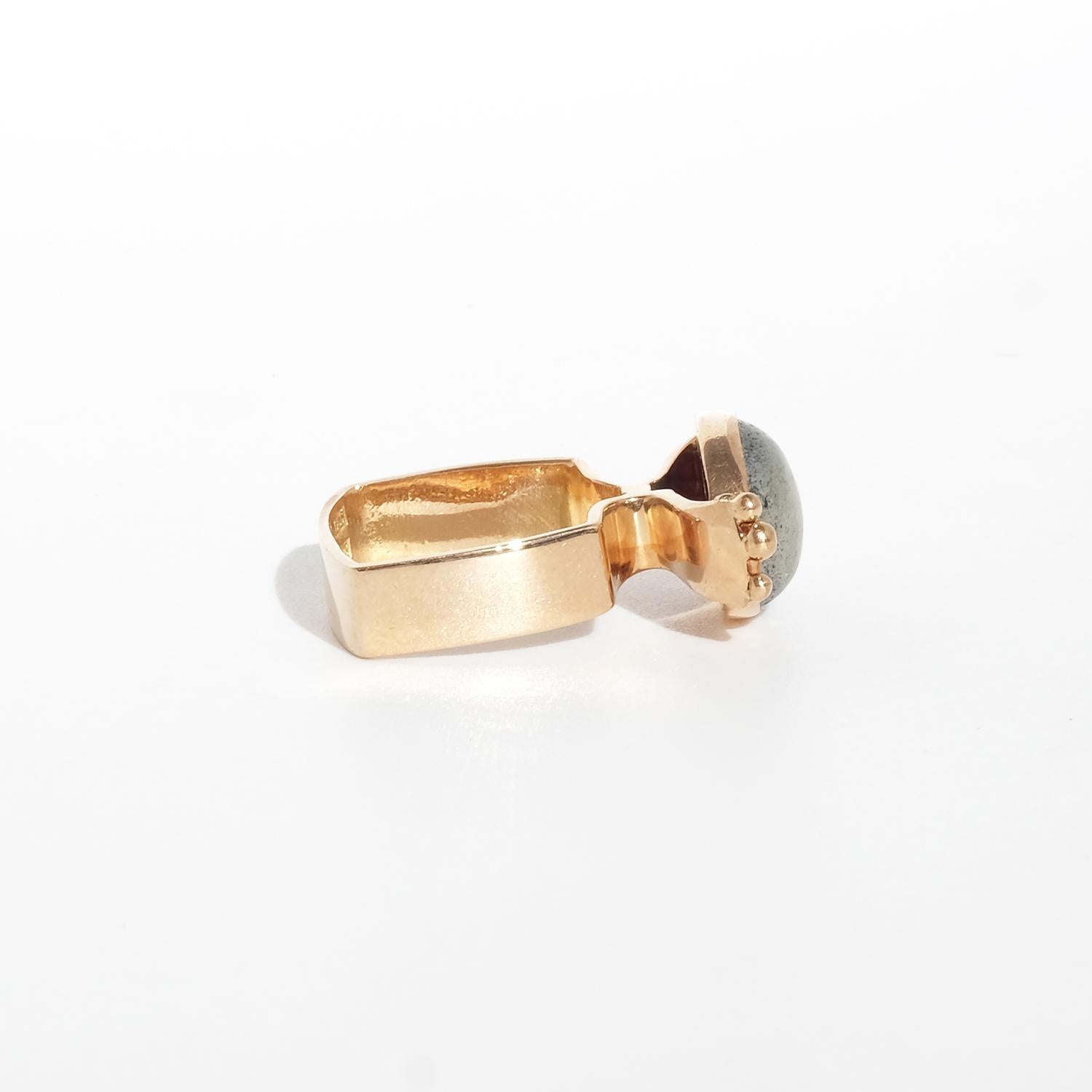 Vintage 18 K Gold Ring with a Cabochon Cut green Stone, Made in 1972 For Sale 2