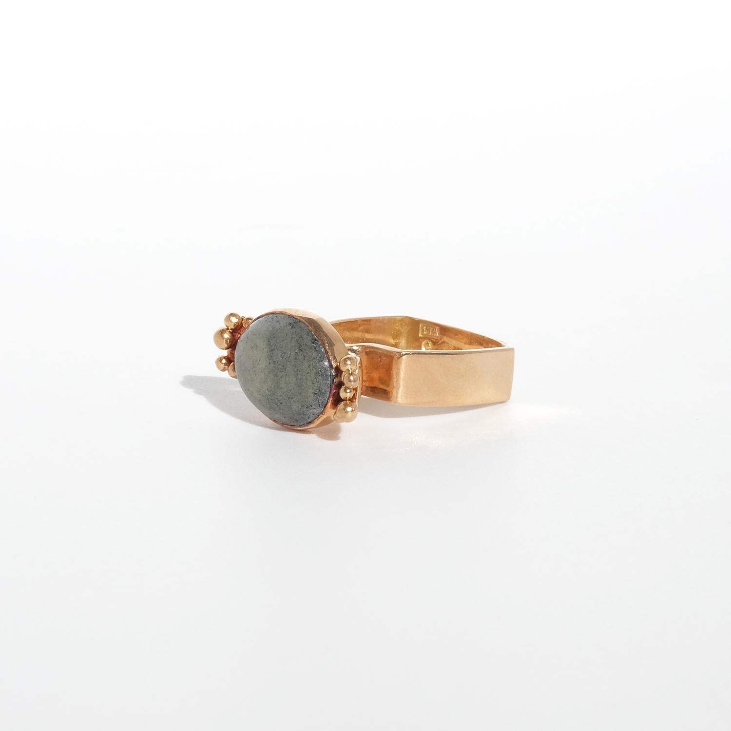 Vintage 18 K Gold Ring with a Cabochon Cut green Stone, Made in 1972 In Good Condition For Sale In Stockholm, SE