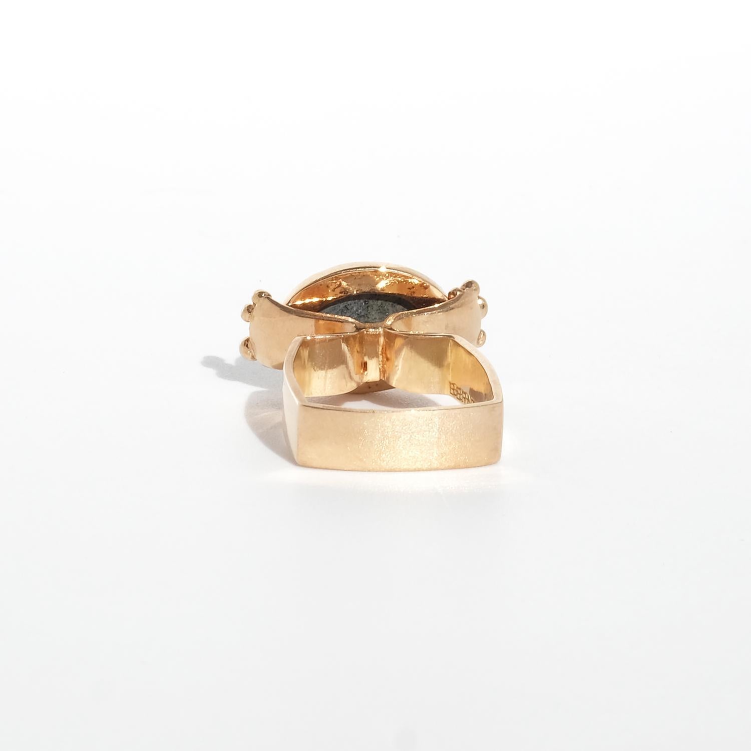 Vintage 18 K Gold Ring with a Cabochon Cut green Stone, Made in 1972 For Sale 1