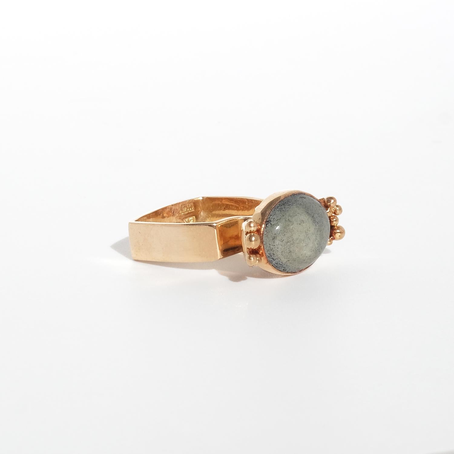 Vintage 18 K Gold Ring with a Cabochon Cut green Stone, Made in 1972 For Sale 3