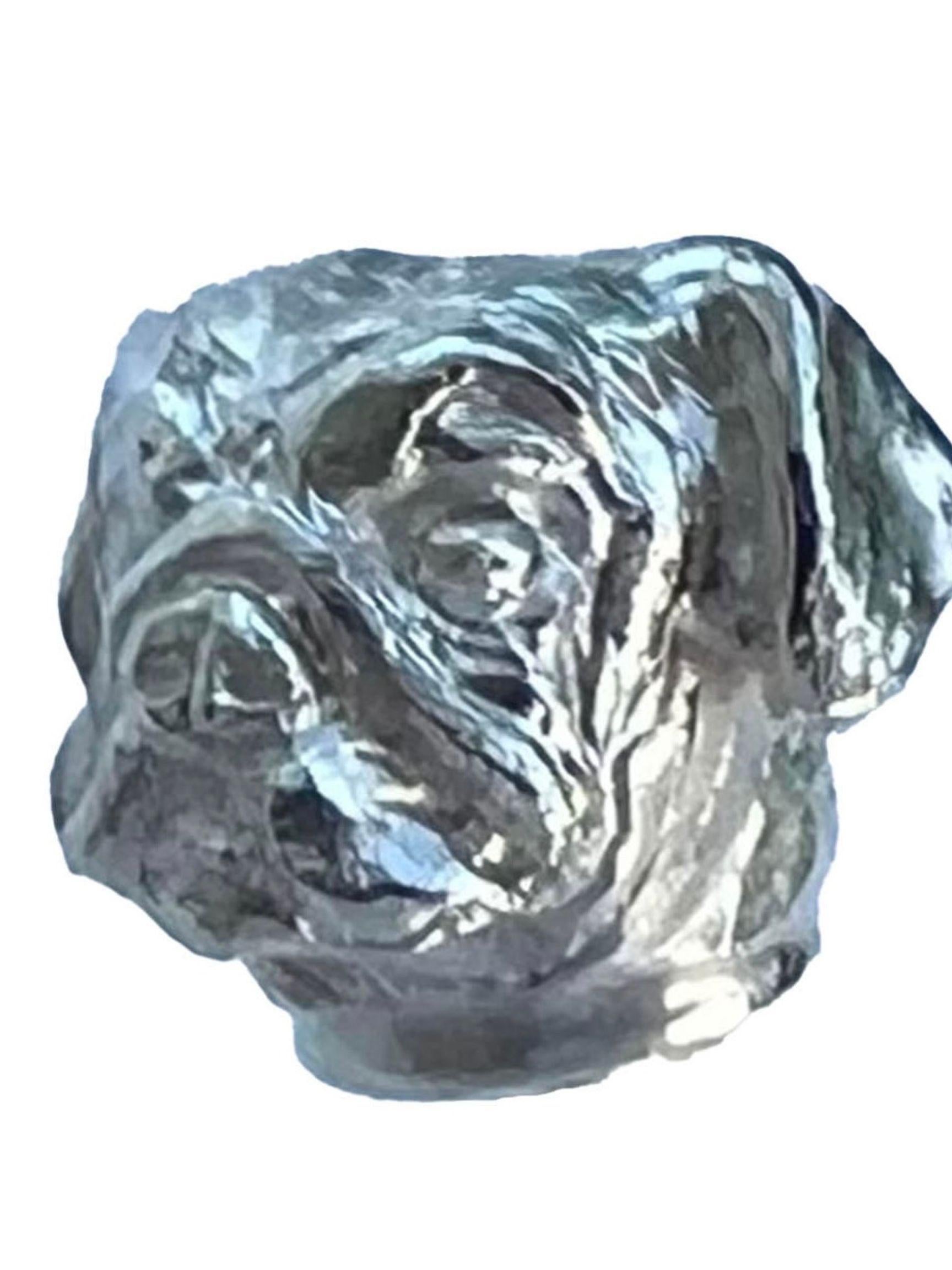 El inglés Paul Eaton, posiblemente el mejor escultor de perros y animales en miniatura del mundo y maestro orfebre, ha tallado a mano miniaturas de cabezas de carlinos (detalles en las fotos) en un brazalete de plata de ley.  Cada brazalete para
