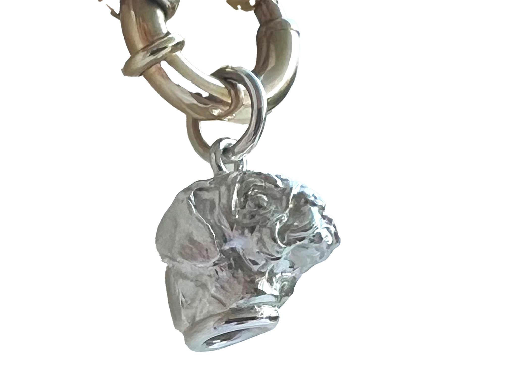 Découvrez l'art exquis du célèbre sculpteur anglais de miniatures, PAUL EATON, avec sa breloque ou son pendentif en argent sterling représentant un chien carlin. Chaque pendentif animal sur mesure est méticuleusement sculpté, coulé individuellement