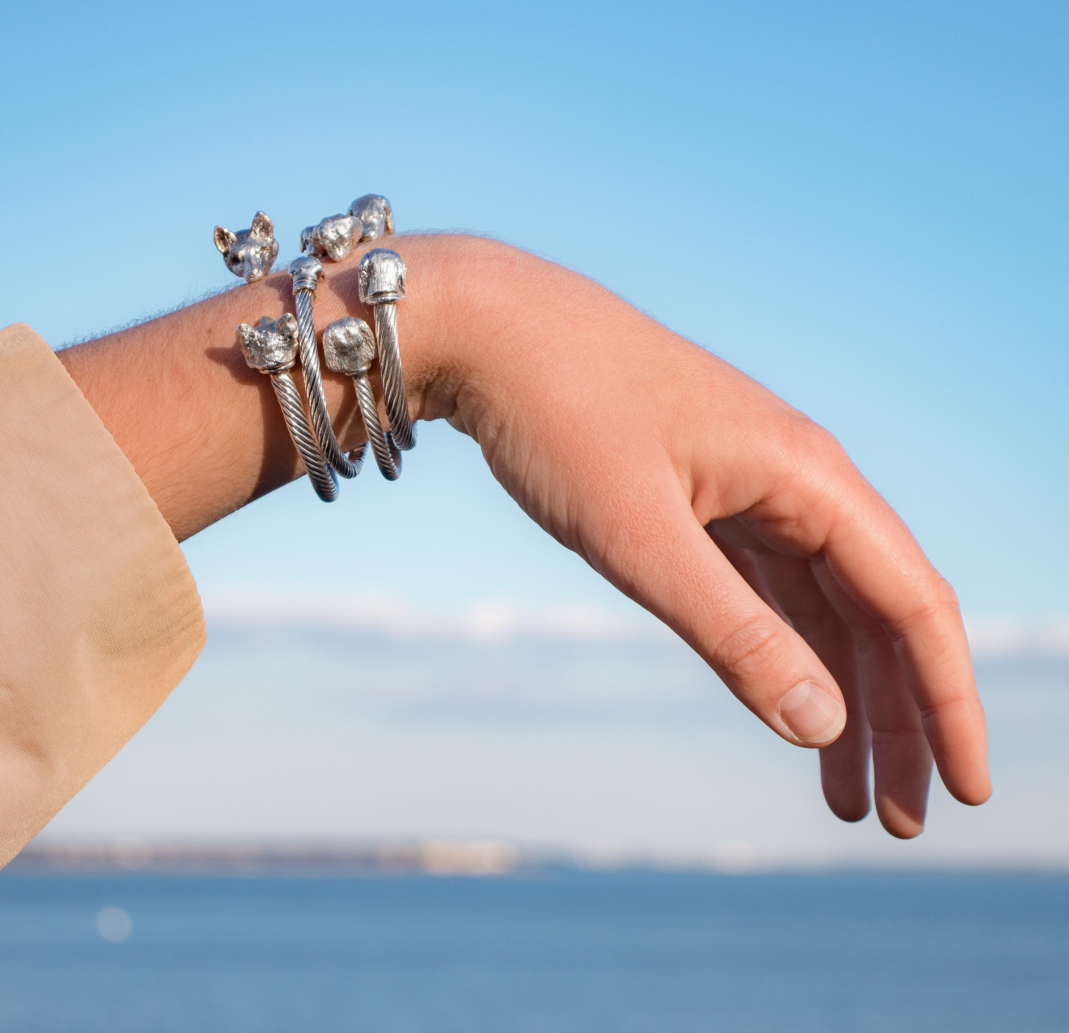 Paul Eaton: teste di cavaliere scolpite su bracciale intrecciato in argento sterling in vendita 4