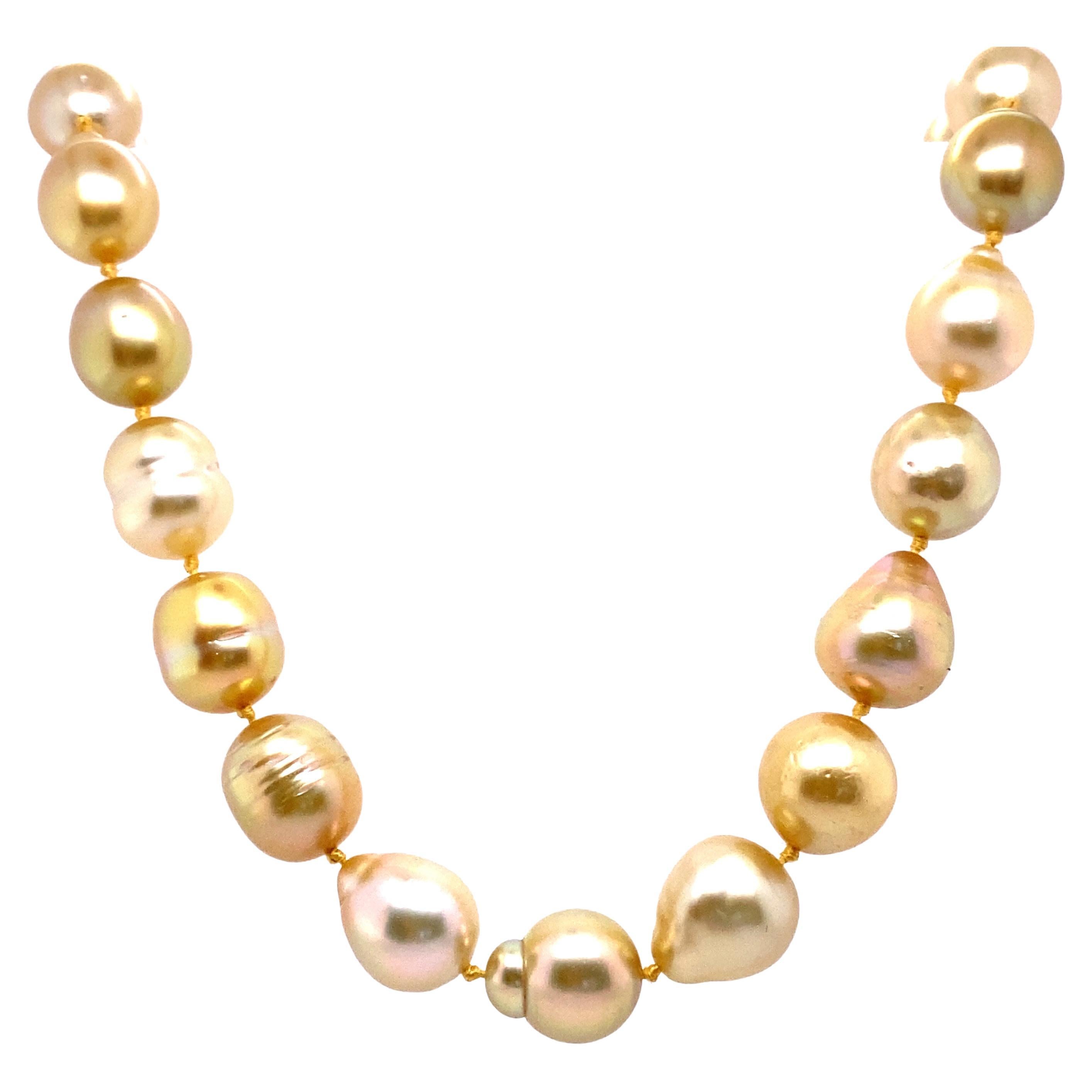Collier à rang de perles baroques naturelles jaune doré, fermoir en or 14 carats