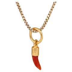 Mini collier pendentif à breloques en or jaune 24 carats et corail brut rouge vif