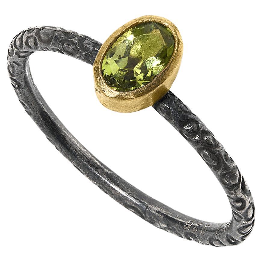 Anillo de peridoto verde ovalado brillante de 0,50 quilates con textura de oro de 24 quilates y plata en venta