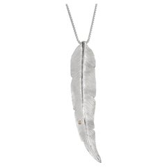 Grand pendentif en argent sterling avec plumes d'oiseau détaillées et détails en diamants