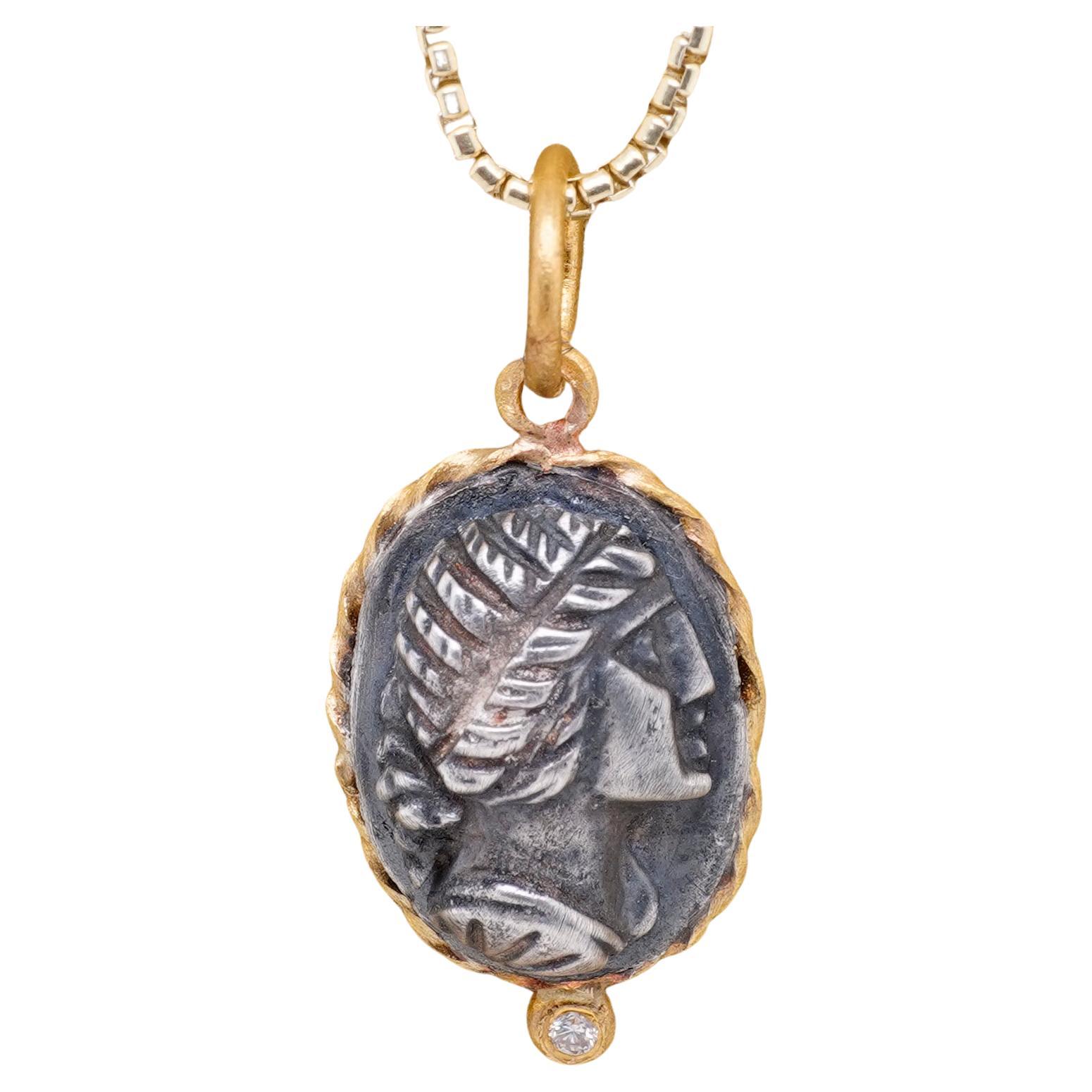 Ninfa dell'acqua, ciondolo collana Charm Coin Amulet con diamante, oro 24kt e argento di Prehistoric Works of Istanbul, Turchia. Questi amuleti di monete si abbinano bene da soli, con altri ciondoli di monete o con ciondoli in miniatura. Misura 12