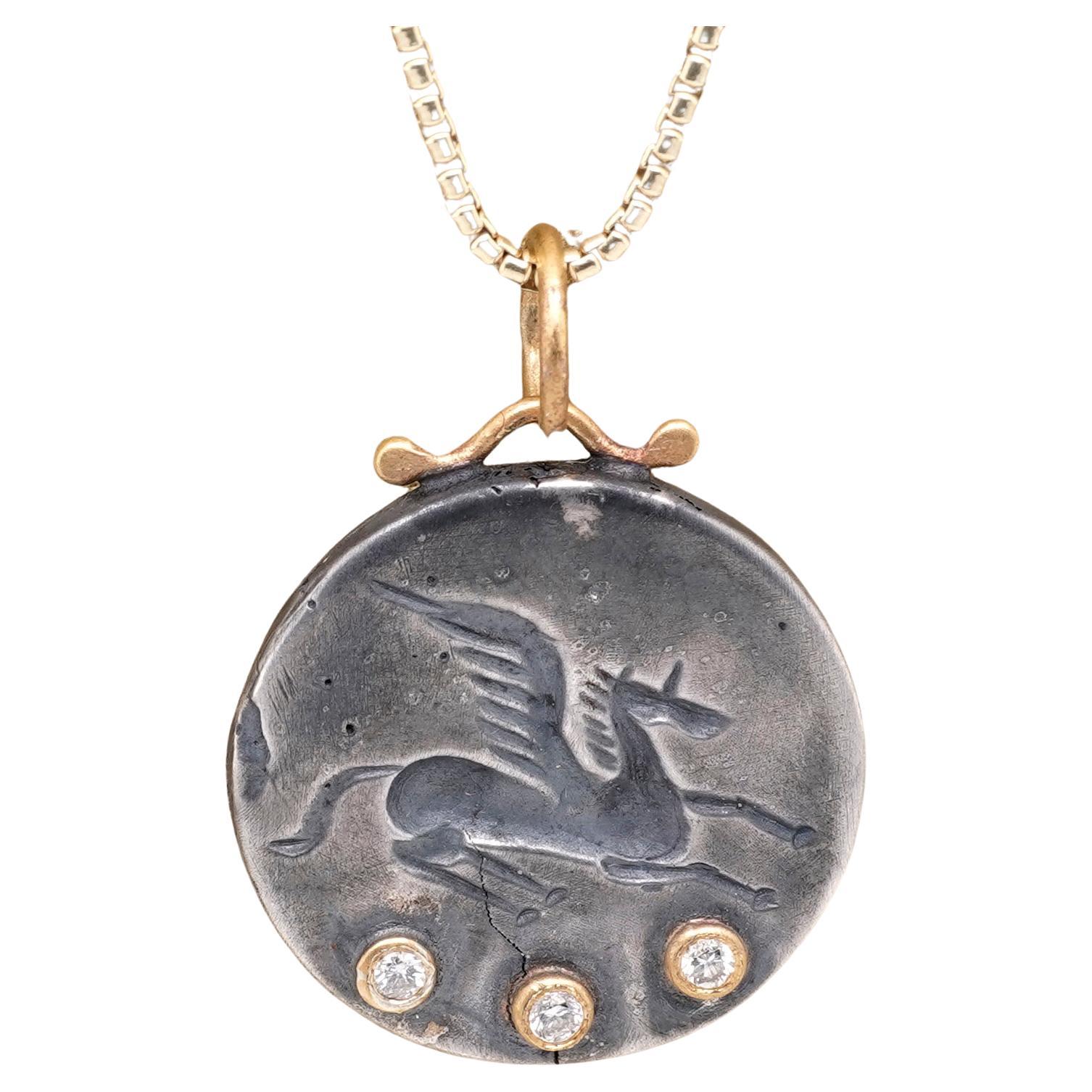 Mittelgroße Pegasus Münze Charm Amulet Anhänger Halskette mit drei Diamanten, 24kt Gold