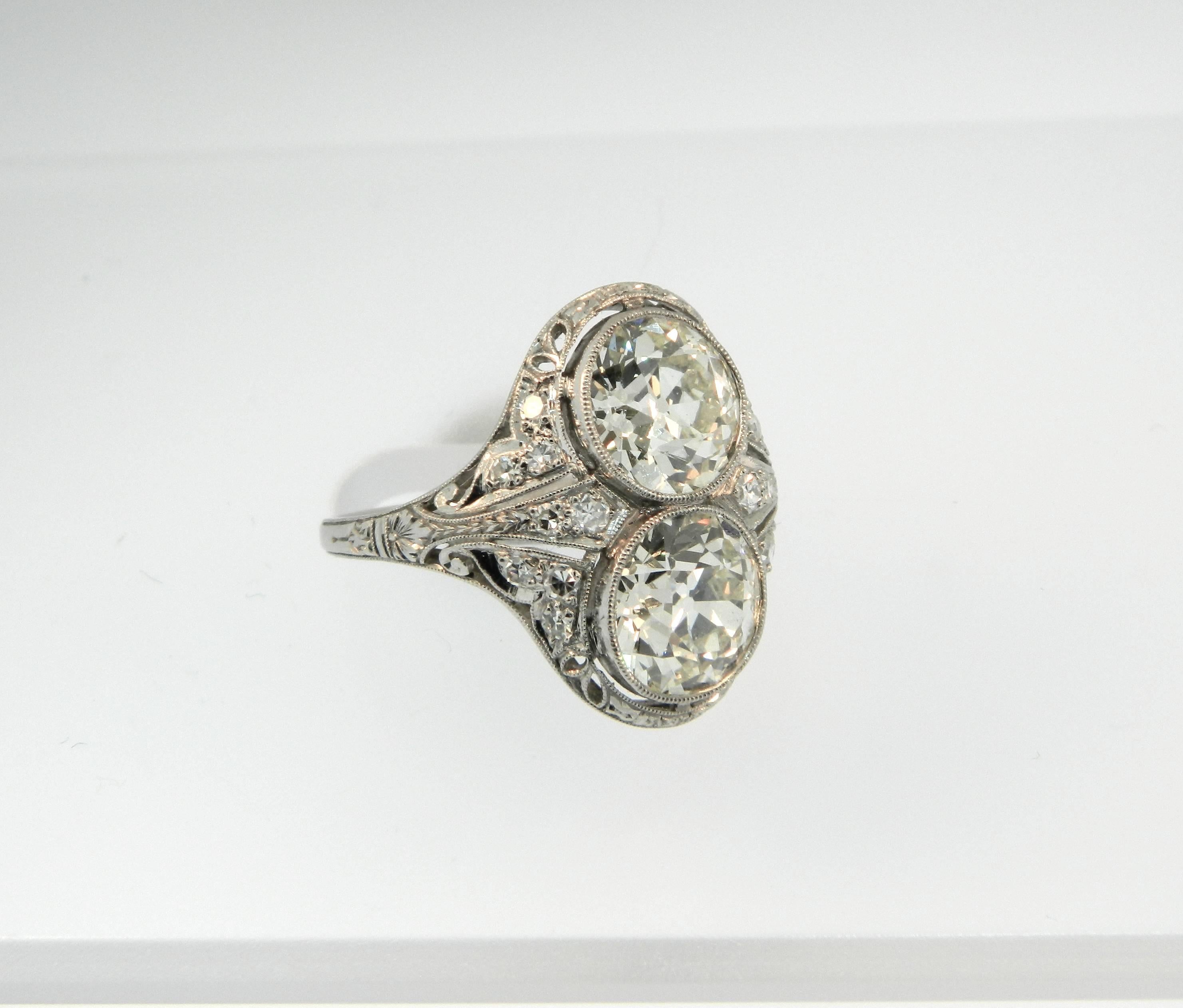 Ein prächtiger Zwillingsring aus Platin und Diamanten aus der Edwardianischen Ära.  2 große Mitte alten europäischen Schnitt Diamanten messen über 9mm jeder (ca. 3,00 Karat) mit K-L Farbe und VS1-VS2 Klarheit. 