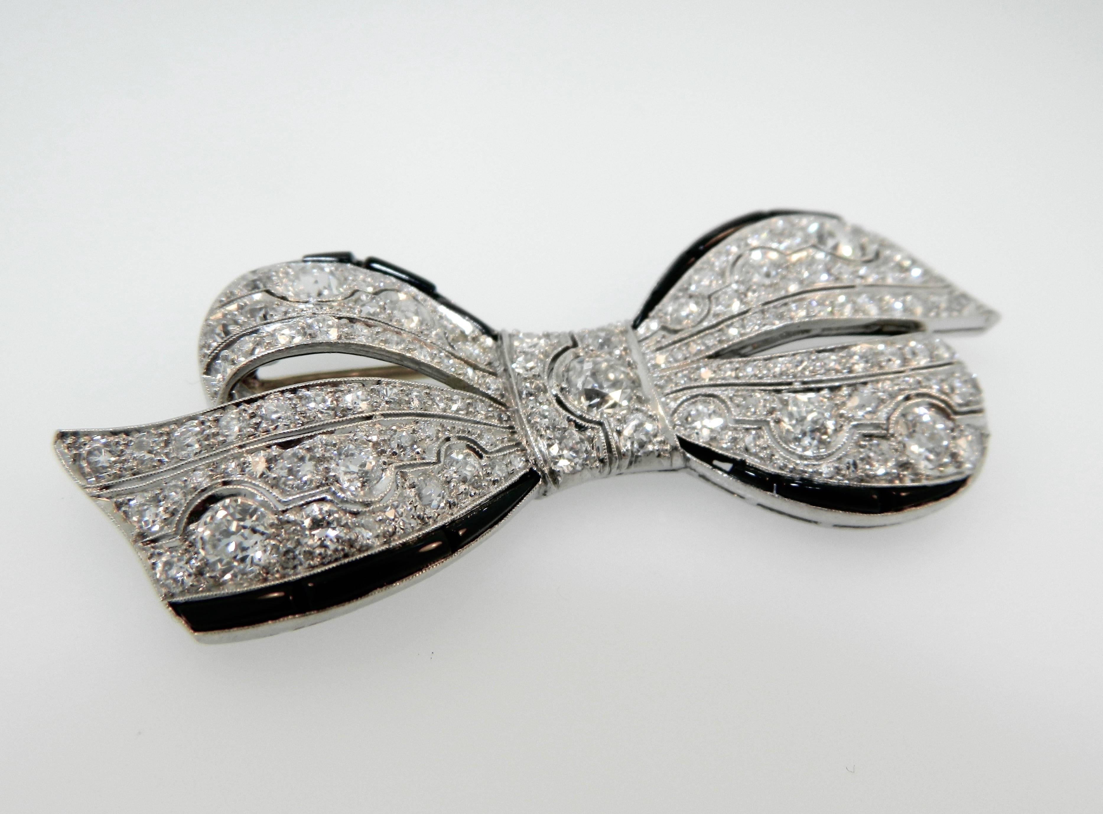 1920s Art Deco Onyx Diamond Platinum Ribbon Brooch In Excellent Condition For Sale In Chicago, IL