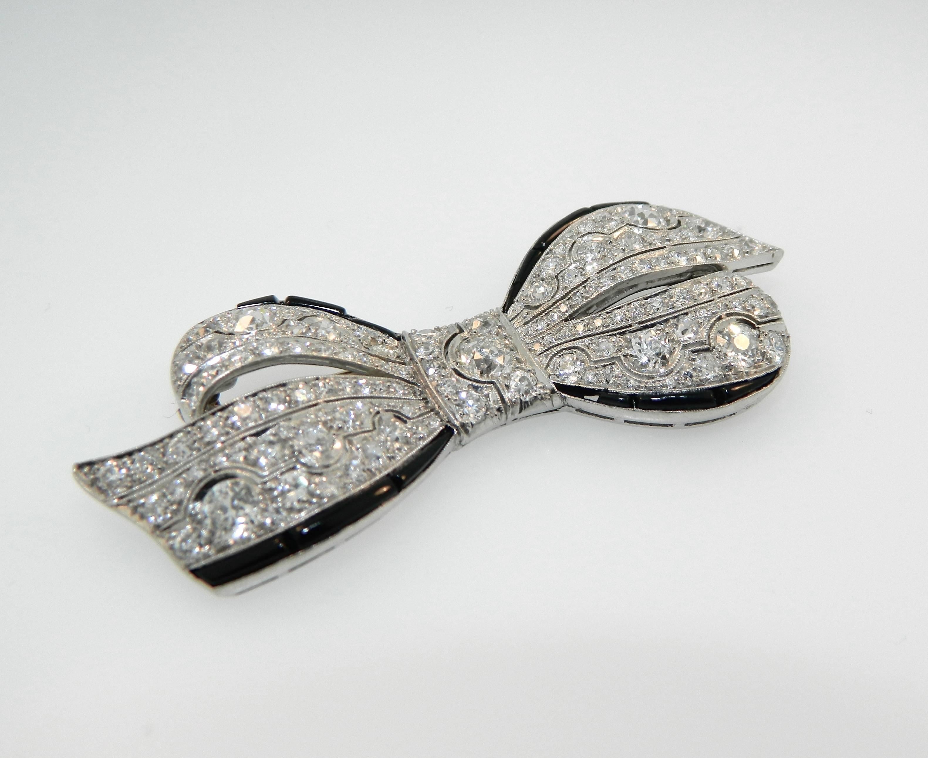 Women's or Men's 1920s Art Deco Onyx Diamond Platinum Ribbon Brooch For Sale