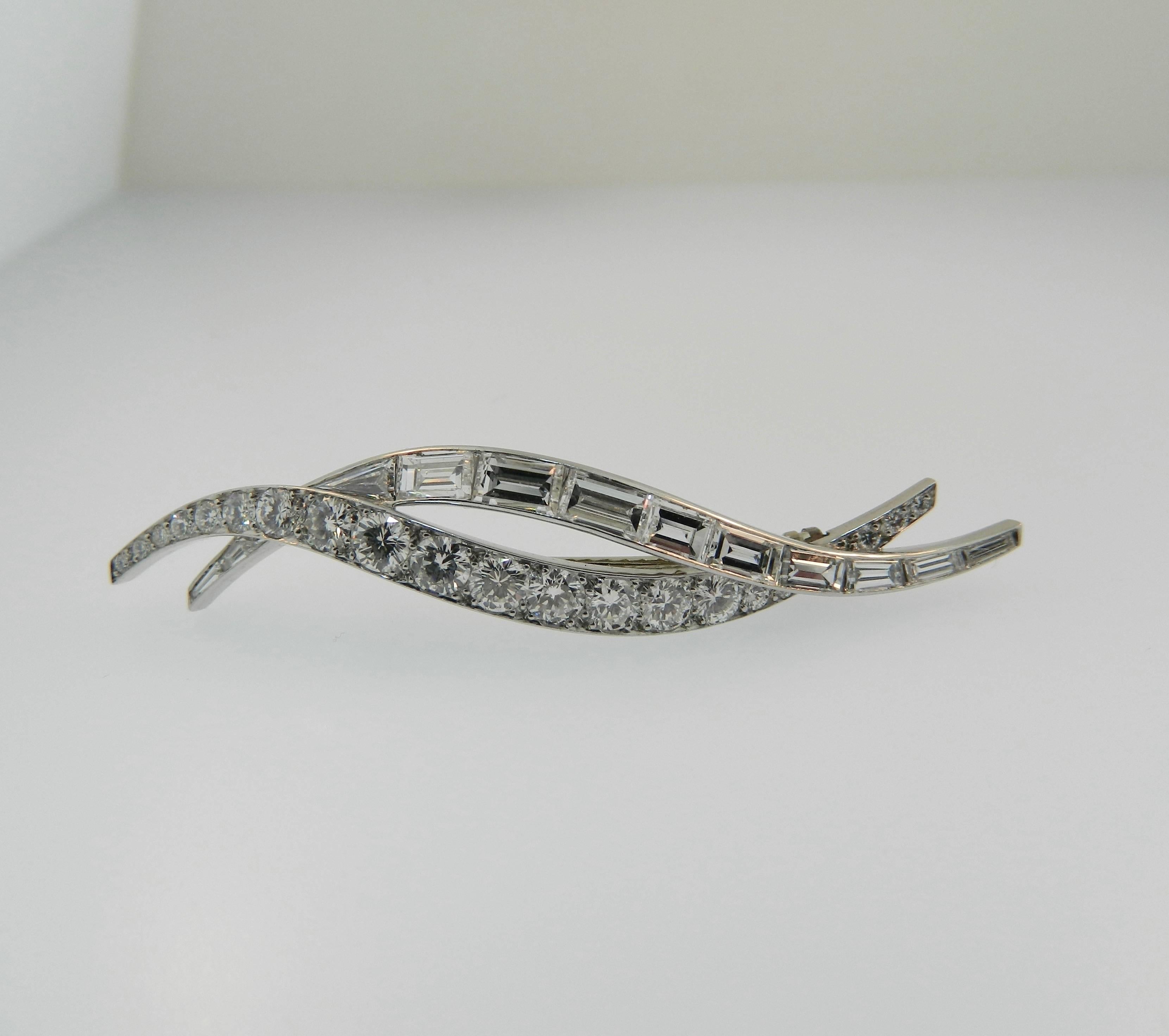 Van Cleef & Arpels Diamond Platinum Double Flamme Brooch In Excellent Condition For Sale In Chicago, IL