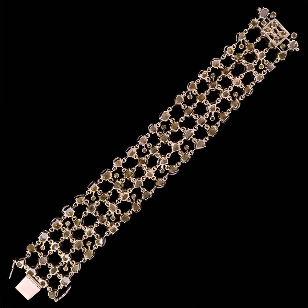 Moderne Bracelet souple en or et diamants couleur glace en vente