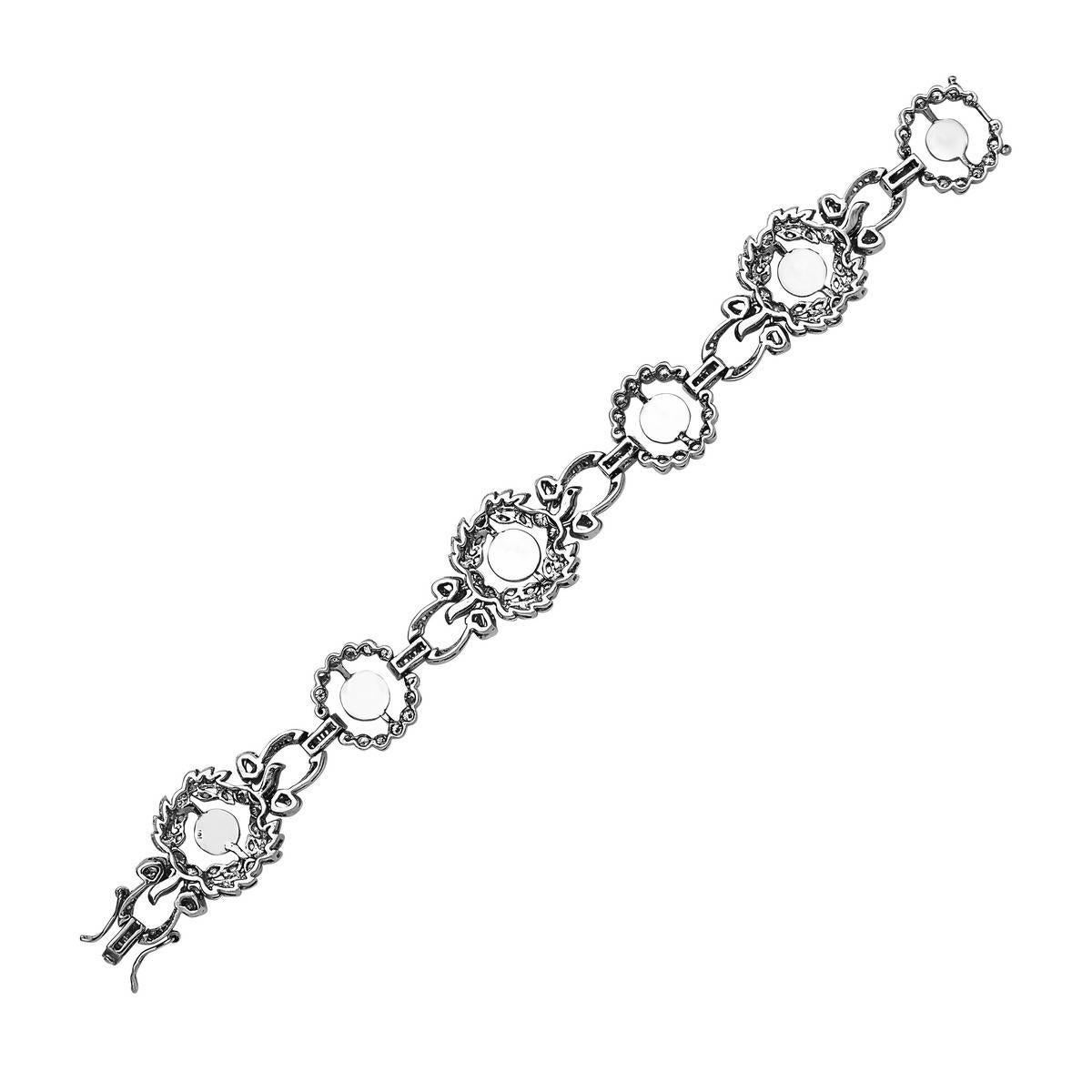 Antique looking diamond bracelet with floral motifs with clasp closure in 18K white Gold.

18k:33.52g,D:5.51ct