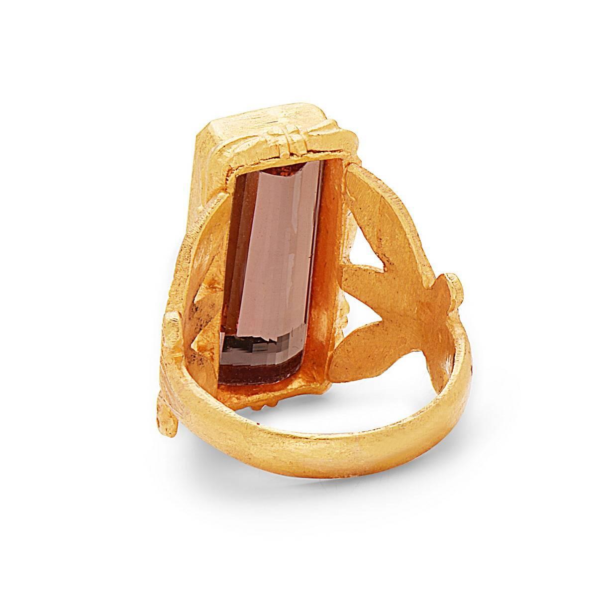 Wunderschöner handgefertigter Baguette-Ring mit langem, kostbarem rosa Topas und einem floralen Schaft aus 22k Gelbgold.

Ringgröße: 7 (kann angepasst werden)

22kt: 11.35gm,
Kostbarer Topas: 8,95cts