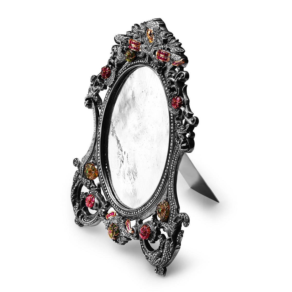 Cadre photo ovale d'aspect victorien avec des motifs floraux sculptés avec des diamants, des tourmalines en forme de fleur, des rubis et des émeraudes autour. Cette pièce a l'air antique et est le cadre parfait pour encadrer vos plus beaux souvenirs