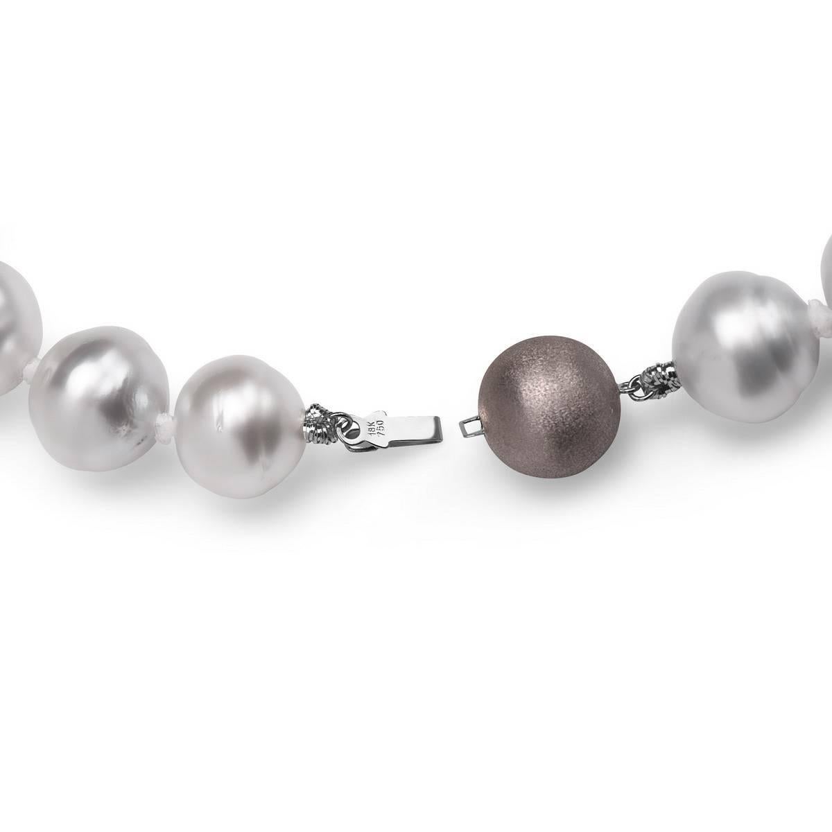 Moderne Élégant collier de perles des mers du Sud en or 18 carats en vente