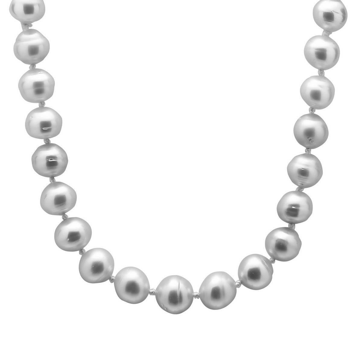 Elegant collier de perles des mers du Sud avec fermoir boule en or au dos, enfilé sur un fil blanc. La taille des perles varie de 14 à 17 mm. 

18kt : 1,75g
Perles : 653,75cts

