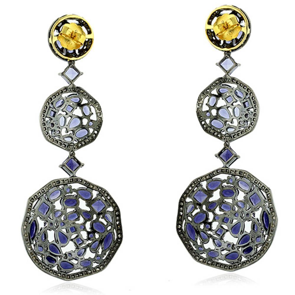 Long and sauve three circle Iolite and diamond Mosaic dangling earring with push post.

18k:2.97g
Diamond: 3.26ct
Slv:26.4gm,
Iolite:26.86ct 