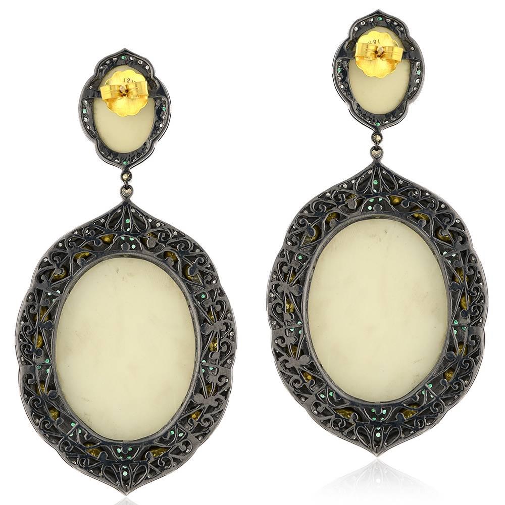 Beautiful hand carved Bird Cameo Earring with Diamonds and Emeralds around is a pretty long earring with push and post.

18k:1.73g
Diamond: 10.2cts
Slv: 27.16 gms
Emerald: 1.22 cts
Cameo- 87.40 cts