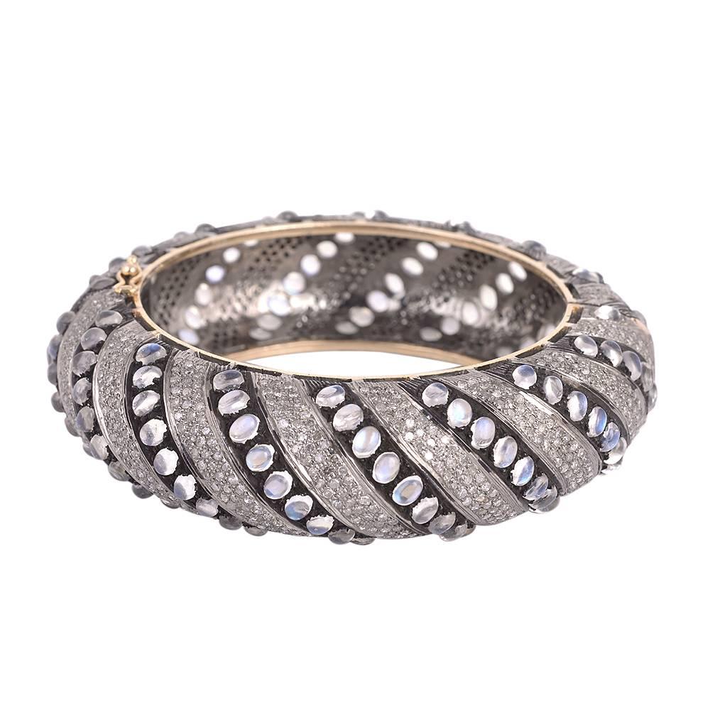 Artigiano Bracciale con pietra di luna e diamanti in pavé in oro e argento 14k in vendita