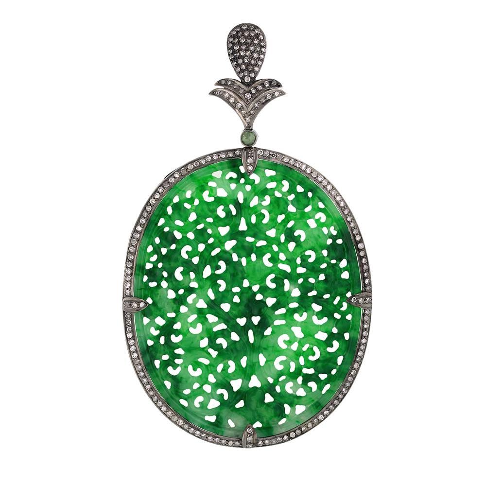 Pendentif en jade sculpté orné de diamants en vente