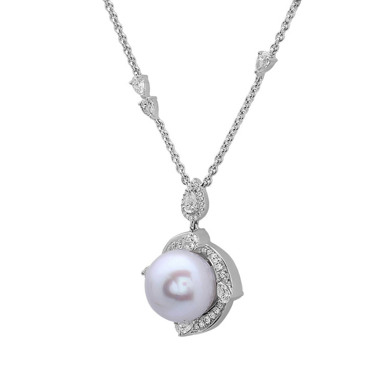 18K White Gold Diamond & White Pearl Necklace 20 inch long with small pear shape diamonds on chain. The chain has a lobster clasp. Length can be adjusted with an extra jumpring at the end of the chain

Diamond weight: 1.66, Quality: G color S1