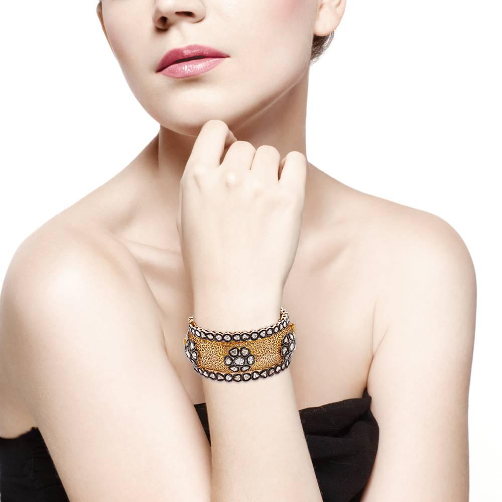  Le bracelet en or et argent avec des diamants Collection'S est une pièce très charmante de notre collection. Il est orné de petits motifs de diamants rocailleux sur tout son pourtour, ce qui en fait une pièce intemporelle à posséder. Ce bracelet