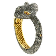 Brazalete en forma de cocodrilo con ojos de rubí y diamantes engastados en oro de 14k y plata