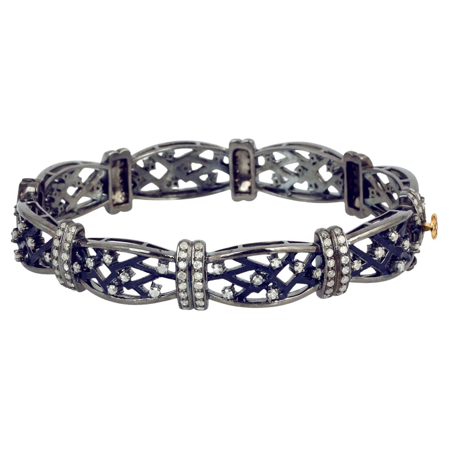 Bracelet de créateur en émail bleu entouré de diamants pavés en or et argent