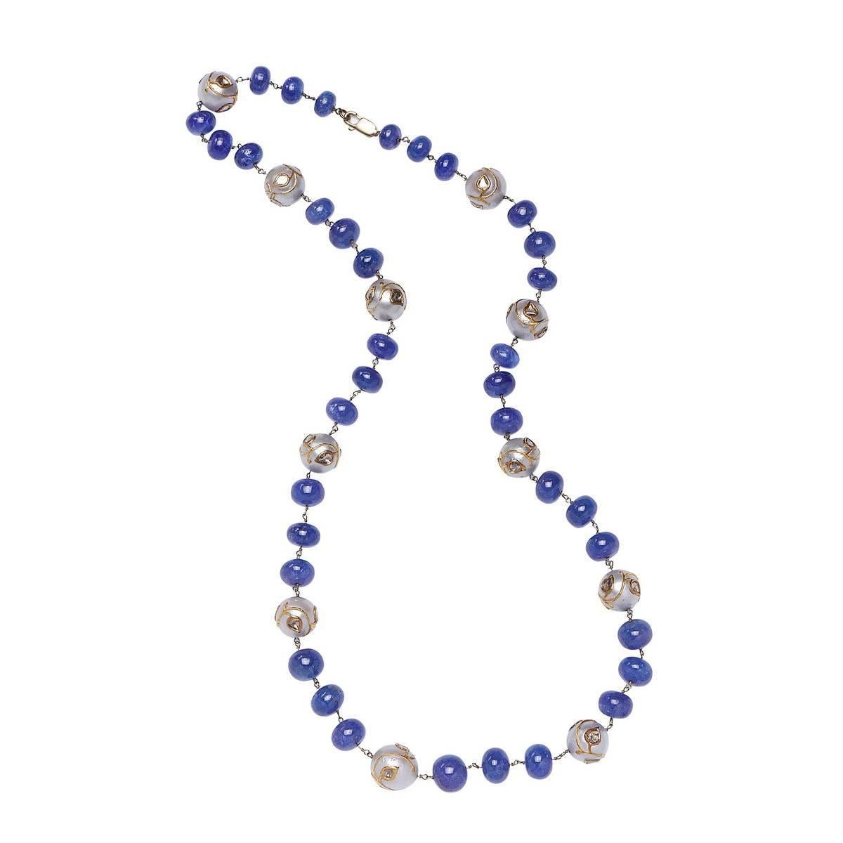 Ce magnifique collier de tanzanites et de perles avec des diamants sur des perles enfilées sur un fil d'or, d'une longueur de 22 pouces, est un régal pour les amateurs de tanzanites.

14k:7.44gms
D:2.2cts                                          