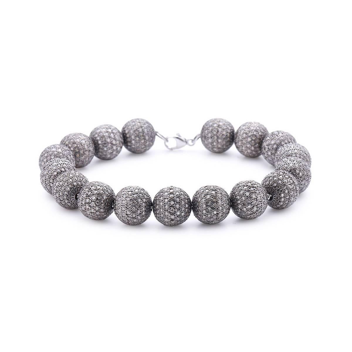 Le bracelet Tennis Champagne Diamond Ball est une excellente pièce à assortir à toutes vos tenues noires. Il mesure 7,25 pouces de long mais la taille peut être ajustée si nécessaire. Les boules de diamant mesurent 10 mm et passent dans une chaîne