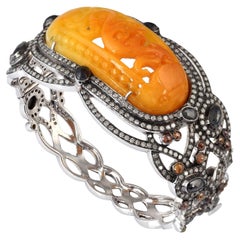 Bracelet de créateur en or et argent avec pierre centrale sculptée en jade et diamants pavés