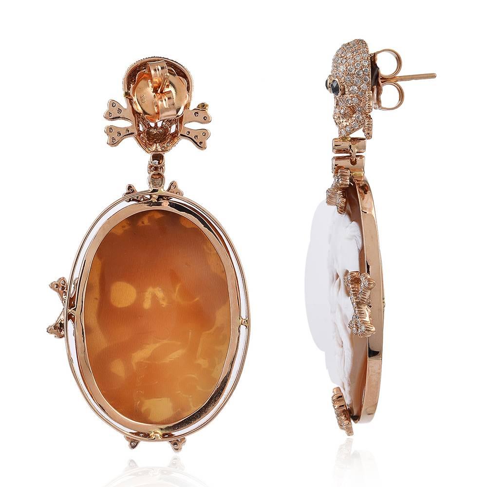 Spooky but gorgeous looking skull shell cameo Earrings. This earring has skull as stud with black diamond eyes and bones.

18K:15.76gms
Diamond: 2.25ct
SHELL CAMEOS:33.00