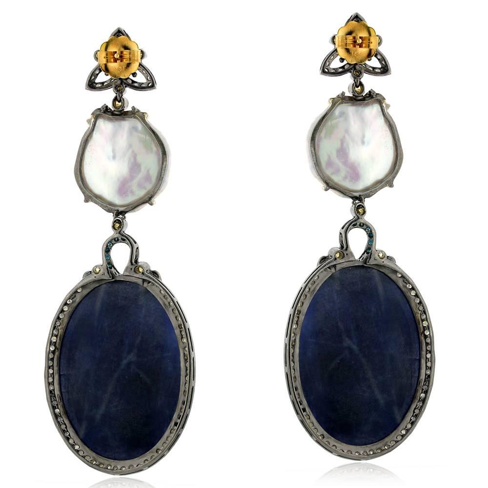 Artisan Boucles d'oreilles en or jaune 18 carats avec saphirs bleus et perles coulissantes et diamants en vente