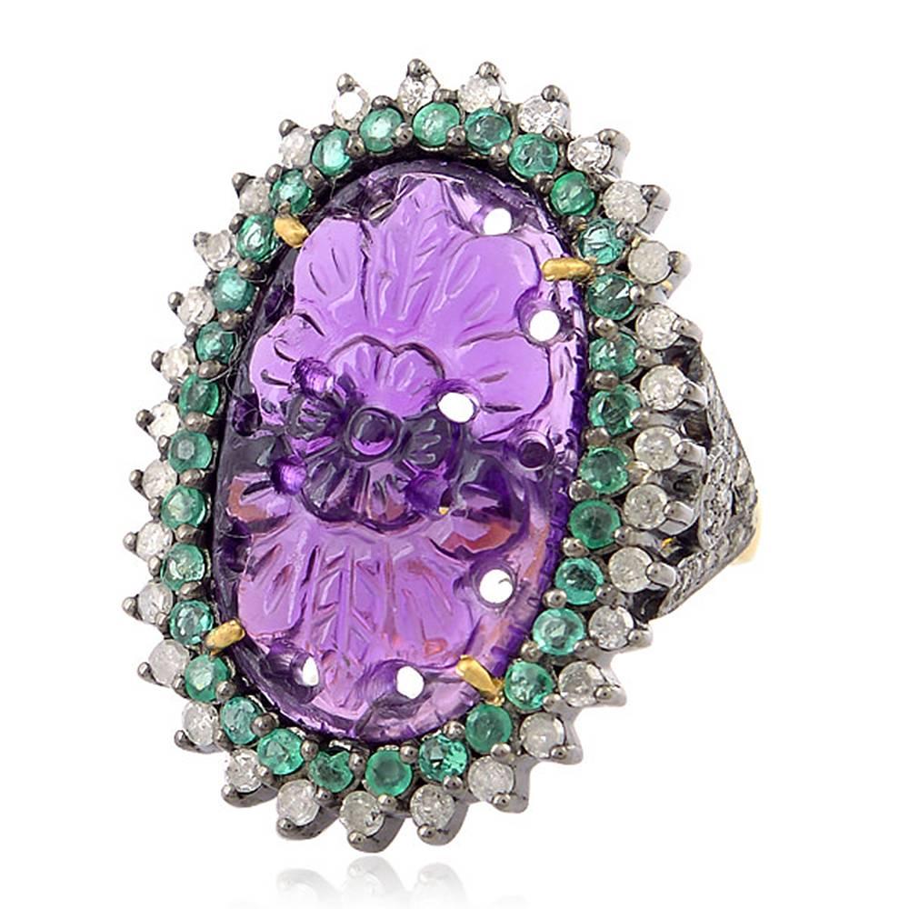 Beautiful and Attractive Carved Oval Amethyst Ring with micro prong set Emerald and Diamonds around with a cute shank.

Ring Size: 7 (can be adjusted)

18kt:2.41gms
Diamond:0.93cts
Sil:5.76gms
Emerald:0.82cts
Amethyst:8.50cts