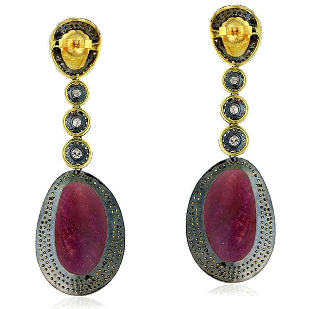 Sleek and elegant Red and Yellow sliced Sapphire earring with pave aroung and three diamond disc in center.

Closure: Push Post

18k: 2.16gms
Diamond: 5.42ct
Slv: 16.14gms
Sapphire: 54.70ct