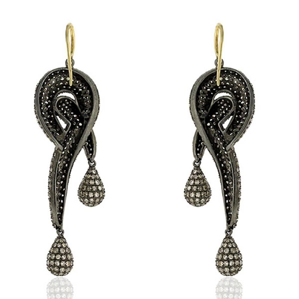 Sweet and elegant knot shape pave diamond earring with 2 pear drops with french wire.

14k: 0.95g
Diamond: 8.51ct