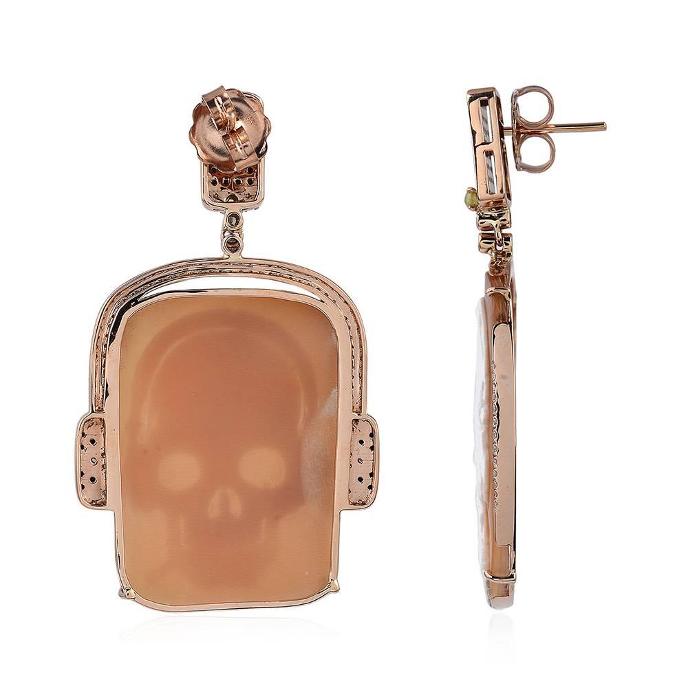 This earring is for fun and music lovers! 

Skull with headphones carved on shell cameo with diamond motifs around, one earring has simple deign and the other has diamond headphones around.

Closure: Push Post 

18K:12.7g
Diamond: 2ct,
SHELL CAMEOS;