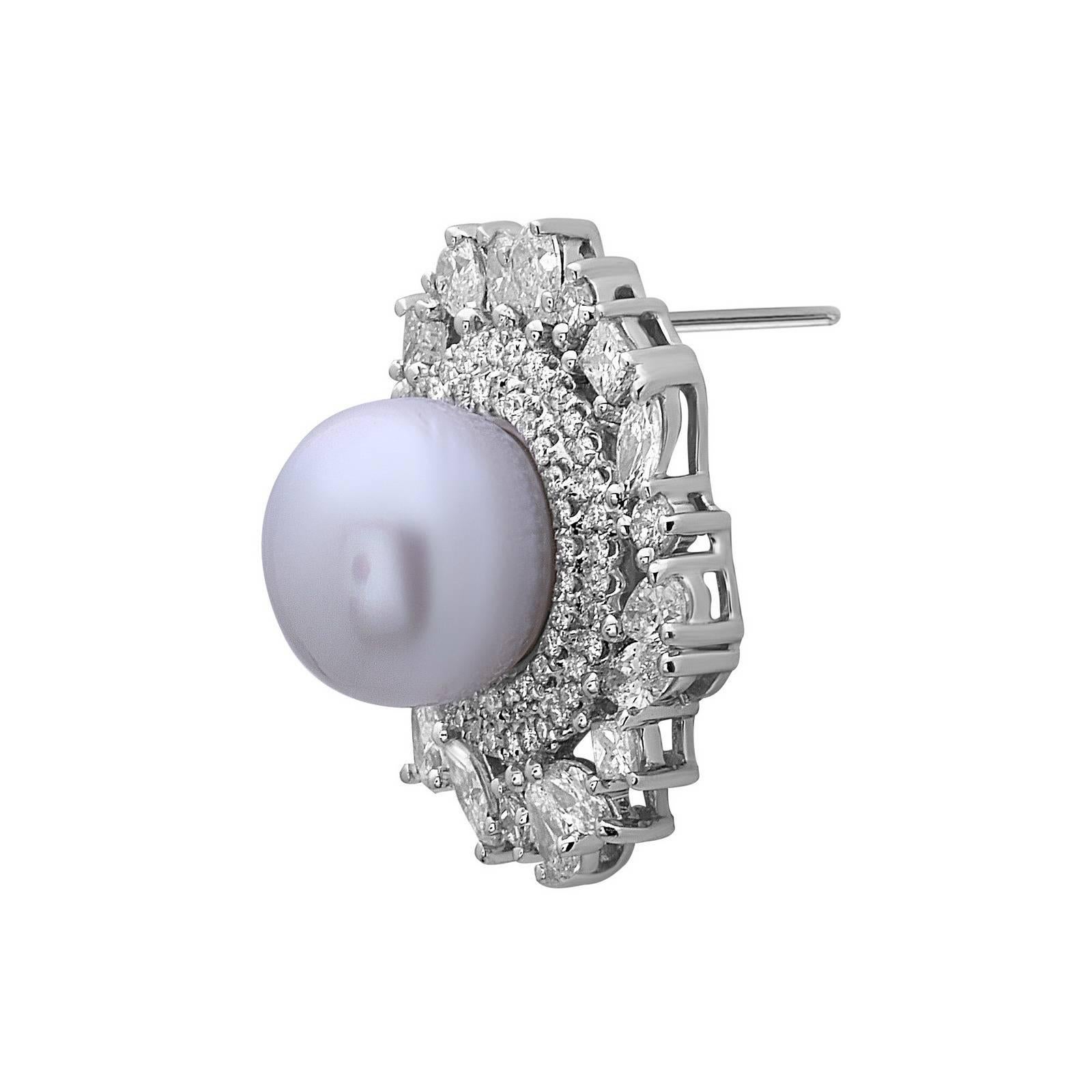 Get noticed from far with this pearl and diamond studs,, perfect for any big event of your life and can be worn day or night. 

Closure: Push Post
18kt:16.24g
Diamond: 5.22ct
Pearl: 25.42ct 12mm in size