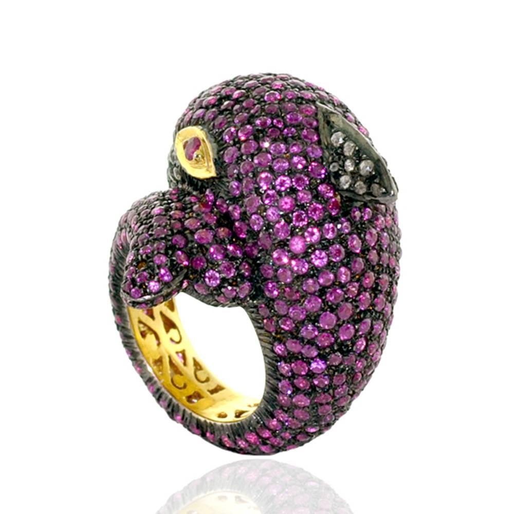 Artisan Bague en forme de dauphin avec saphirs roses et diamants et yeux en rubis  en vente