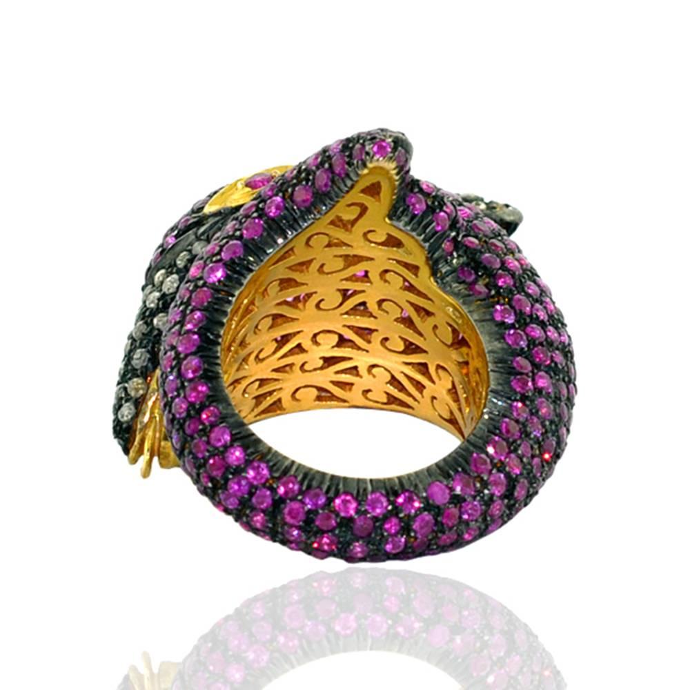 Taille mixte Bague en forme de dauphin avec saphirs roses et diamants et yeux en rubis  en vente