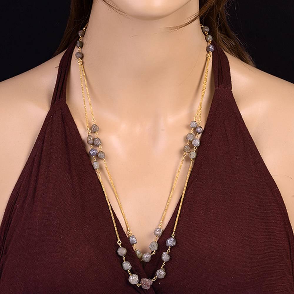 Indossa questa sottile collana a due file di diamanti grezzi in oro giallo 18 carati e sfoggia un look unico. Questa collana ha un'apertura a moschettone.

18kt:10.49g
Diamante: 106,7ct
