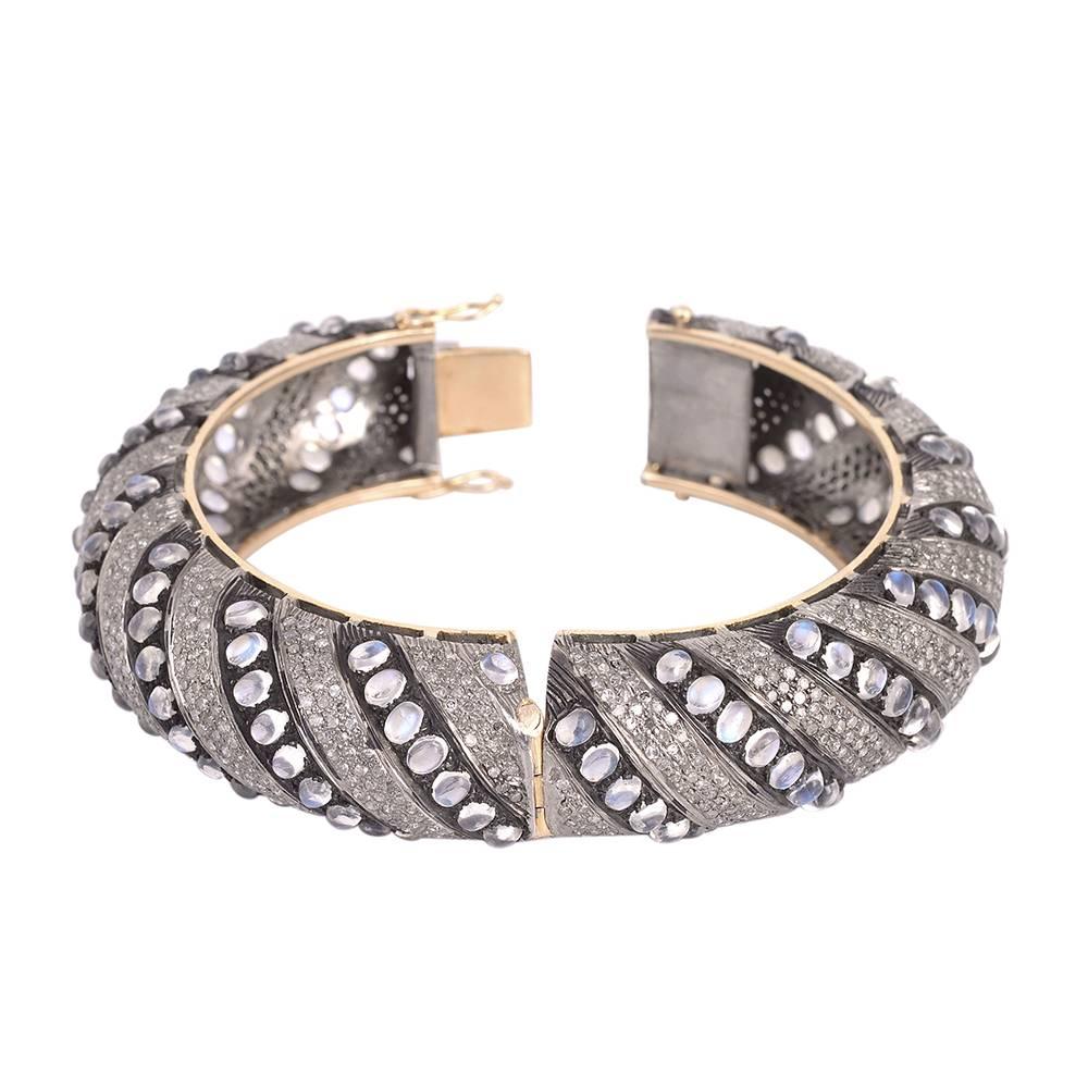 Bracciale con pietra di luna e diamanti in pavé in oro e argento 14k In condizioni Nuovo in vendita a New York, NY