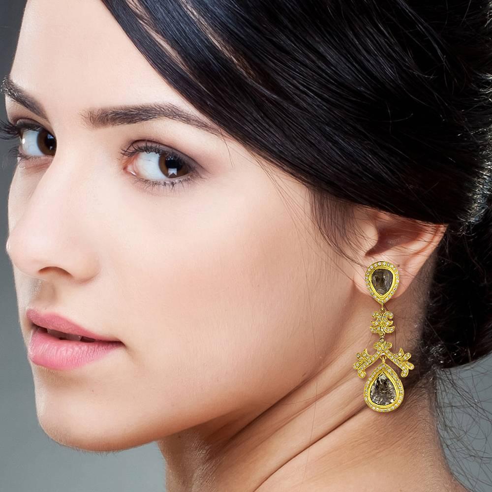 Designer floral pattern dangling pear shape brown Ice Diamond Earring is very rich looking. This earring has push and post and set in 18K yellow gold.

18k: 18.69g
Diamond: 10.55ct